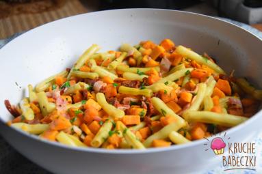 Zdjęcie - Bataty smażone z fasolką szparagową, boczkiem i suszonym pomidorem - Przepisy kulinarne ze zdjęciami
