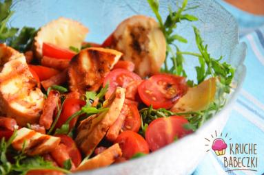 Zdjęcie - Sałatka z grillowanym oscypkiem, rukolą, kabanosem i pomidorem - Przepisy kulinarne ze zdjęciami