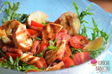 Zdjęcie - Sałatka z grillowanym oscypkiem, rukolą, kabanosem i pomidorem - Przepisy kulinarne ze zdjęciami