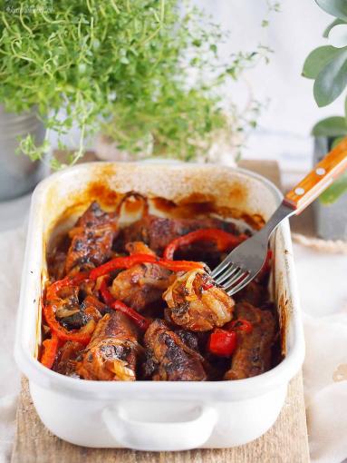 Zdjęcie - Żeberka pieczone z grzybami i papryką / Baked ribs with mushrooms and bell pepper - Przepisy kulinarne ze zdjęciami