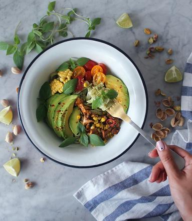 Zdjęcie - Makaron ryżowy z pistacjowym pesto, kurkami i awokado - Przepisy kulinarne ze zdjęciami