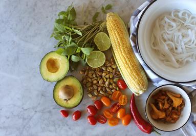 Zdjęcie - Makaron ryżowy z pistacjowym pesto, kurkami i awokado - Przepisy kulinarne ze zdjęciami