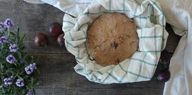 Zdjęcie - Czekoladowy chleb na zakwasie ze śliwkami i cynamonem - Przepisy kulinarne ze zdjęciami