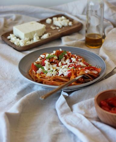 Zdjęcie - Spaghetti z pesto z pieczonej papryki, z karmelizowaną kukurydzą i fetą - Przepisy kulinarne ze zdjęciami