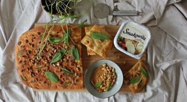 Zdjęcie - Ziemniaczany chlebek z masłem orzechowym i szałwią - Przepisy kulinarne ze zdjęciami