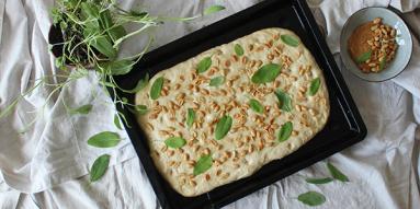 Zdjęcie - Ziemniaczany chlebek z masłem orzechowym i szałwią - Przepisy kulinarne ze zdjęciami