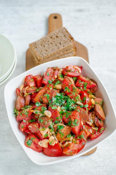 Zdjęcie - Sałatka pomidorowa z chorizo - Przepisy kulinarne ze zdjęciami