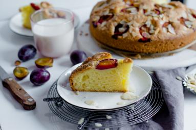 Zdjęcie - Szybkie ciasto migdałowe ze śliwkami - Przepisy kulinarne ze zdjęciami