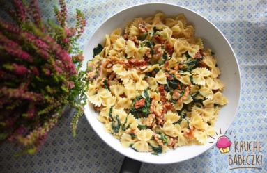 Zdjęcie - Makaron ze szpinakiem, suszonymi pomidorami i orzechami włoskimi - Przepisy kulinarne ze zdjęciami