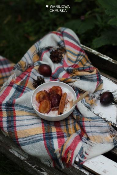 Zdjęcie - Pudding ryżowy z duszonymi śliwkami i cynamonem - Przepisy kulinarne ze zdjęciami
