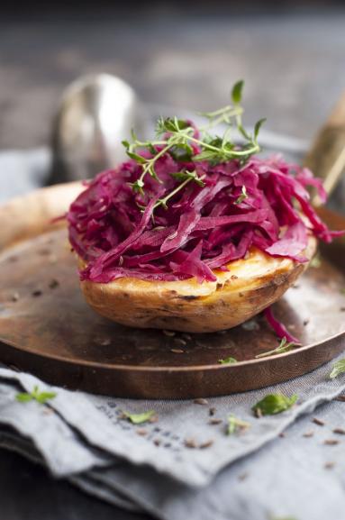 Zdjęcie - Pieczone ziemniaki z ogniska z serem i kiszona kapustą - Przepisy kulinarne ze zdjęciami
