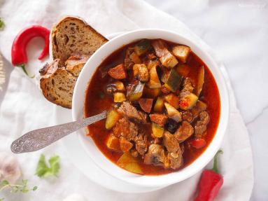 Zdjęcie - Leczo z cukinią, chorizo i wołowiną / Beef, chorizo and zucchini stew - Przepisy kulinarne ze zdjęciami