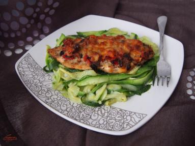 Zdjęcie - Filet z kurczaka w pomidorach na cukiniowym makaronie - Przepisy kulinarne ze zdjęciami