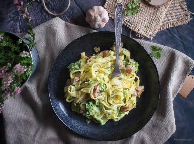 Zdjęcie - Makron z boczkiem i brokułami w sosie serowym / Cheesy bacon and broccoli pasta - Przepisy kulinarne ze zdjęciami
