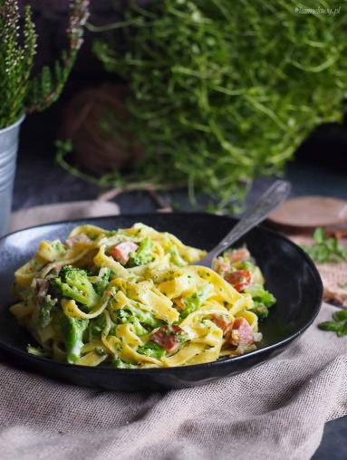 Zdjęcie - Makron z boczkiem i brokułami w sosie serowym / Cheesy bacon and broccoli pasta - Przepisy kulinarne ze zdjęciami