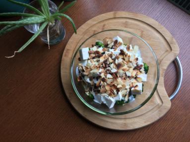 Zdjęcie - Lekka sałatka z brokułami i fetą - Przepisy kulinarne ze zdjęciami