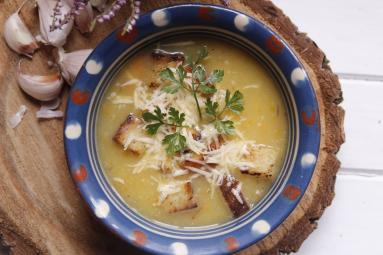 Zdjęcie - Zupa czosnkowa z grzankami i serem - Przepisy kulinarne ze zdjęciami