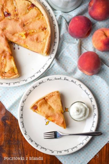 Zdjęcie - Różana tarta z brzoskwiniami | U stóp Benbulbena - Przepisy kulinarne ze zdjęciami