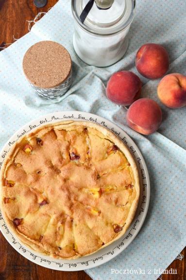 Zdjęcie - Różana tarta z brzoskwiniami | U stóp Benbulbena - Przepisy kulinarne ze zdjęciami