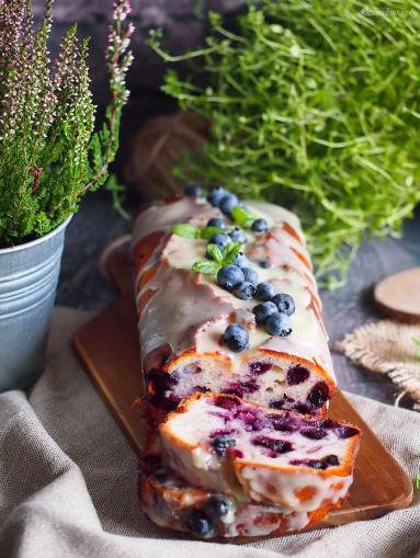 Zdjęcie - Cytrynowe ciasto jogurtowe z jagodami / Lemon blueberry yogurt cake - Przepisy kulinarne ze zdjęciami