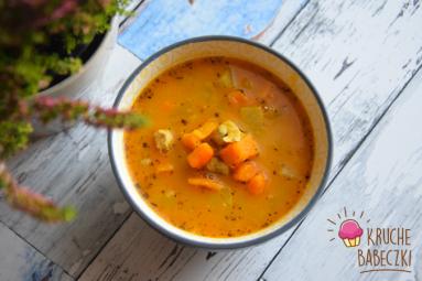 Zdjęcie - Rozgrzewająca zupa z indykiem, batatem, dynią. kalarepą i kurkumą - Przepisy kulinarne ze zdjęciami
