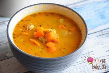 Zdjęcie - Rozgrzewająca zupa z indykiem, batatem, dynią. kalarepą i kurkumą - Przepisy kulinarne ze zdjęciami