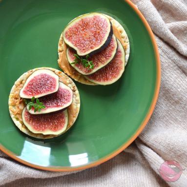 Zdjęcie - Wafle z masłem orzechowym i figami - Przepisy kulinarne ze zdjęciami