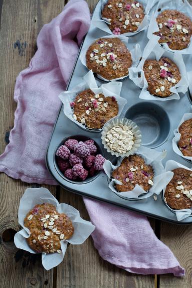 Zdjęcie - Owsiane muffiny z malinami - Przepisy kulinarne ze zdjęciami