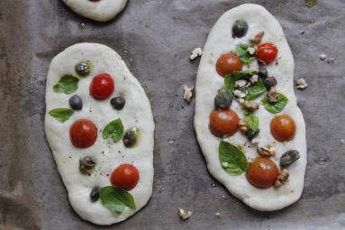Zdjęcie - Foccacia z kaparami i pomidorkami - Przepisy kulinarne ze zdjęciami