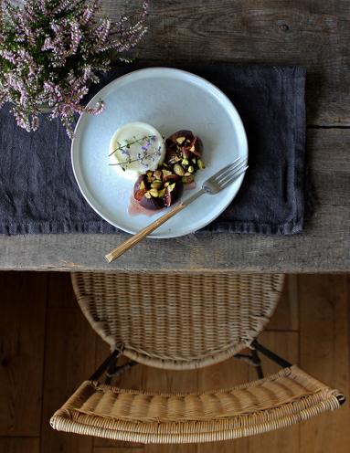 Zdjęcie - Panna cotta z pieczonymi figami, gorzką czekoladą i pistacjami - Przepisy kulinarne ze zdjęciami