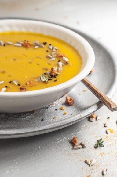 Zdjęcie - Rozgrzewająca zupa marchewkowa z chili i imbirem - Przepisy kulinarne ze zdjęciami