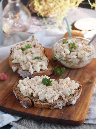 Zdjęcie - Sałatka jajeczna z tuńczykiem / Tuna egg salad - Przepisy kulinarne ze zdjęciami