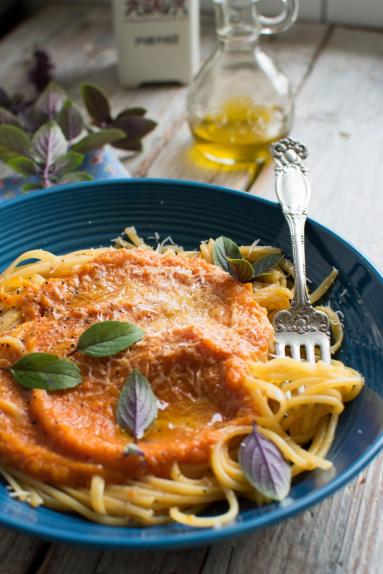 Zdjęcie - Spaghetti z sosem z pieczonych pomidorów i dyni - Przepisy kulinarne ze zdjęciami