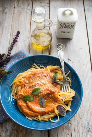 Zdjęcie - Spaghetti z sosem z pieczonych pomidorów i dyni - Przepisy kulinarne ze zdjęciami