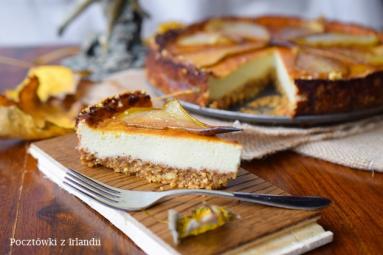 Zdjęcie - Słodko-słony sernik z sera Roquefort i miodu z orzechami włoskimi i gruszką | U stóp Benbulbena - Przepisy kulinarne ze zdjęciami