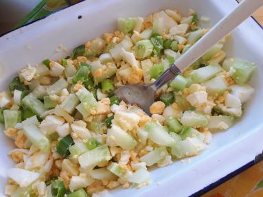 Zdjęcie - Śniadaniowa sałatka ogórkowo jajeczna - Przepisy kulinarne ze zdjęciami