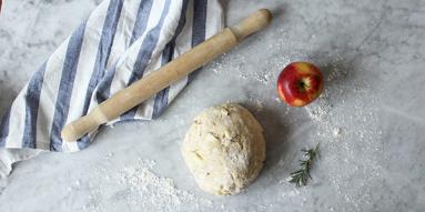 Zdjęcie - Scones z jabłkiem i rozmarynem - Przepisy kulinarne ze zdjęciami