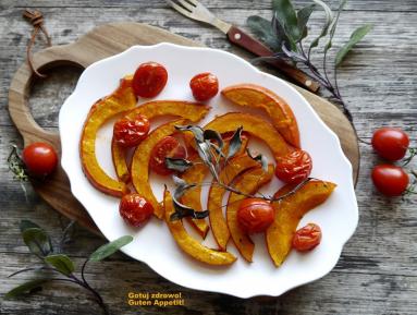 Zdjęcie - Pieczona dynia z pomidorkami koktajlowymi - Przepisy kulinarne ze zdjęciami