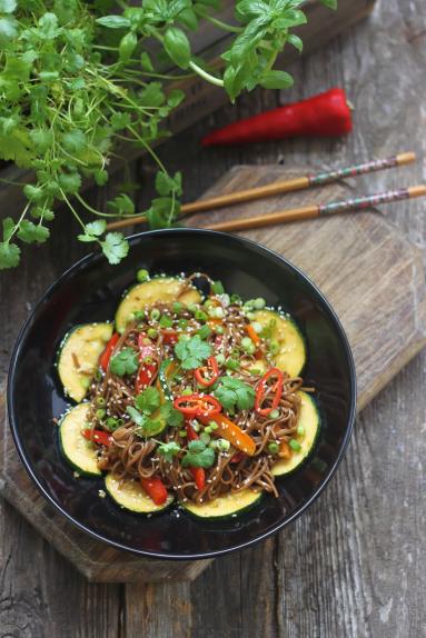 Zdjęcie - Makaron soba z wieprzowiną i warzywami - Przepisy kulinarne ze zdjęciami
