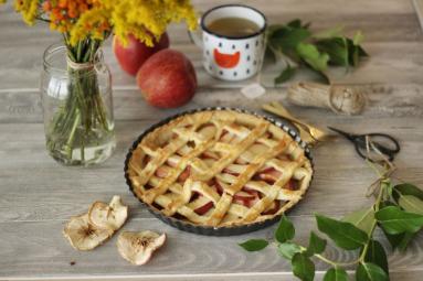 Zdjęcie - Tarta z jabłkami w kratkę - Przepisy kulinarne ze zdjęciami