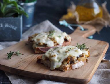 Zdjęcie - Kanapki zapiekane z grzybami i serem / Baked mushroom and cheese sandwich - Przepisy kulinarne ze zdjęciami