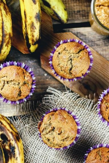 Zdjęcie - Pełnoziarniste muffiny z masłem orzechowym i bananami - Przepisy kulinarne ze zdjęciami