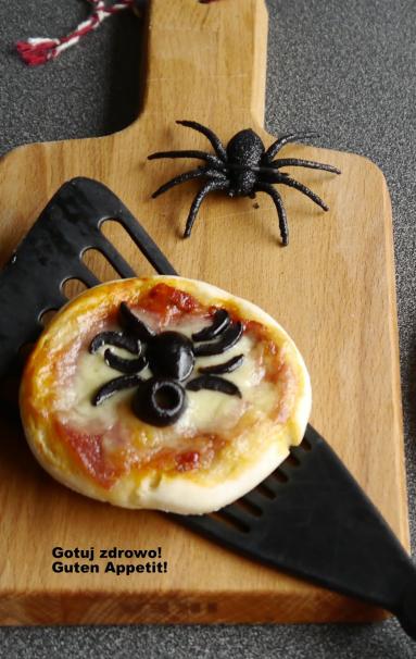 Zdjęcie - Halloweenowe mini pizze "pająki" - Przepisy kulinarne ze zdjęciami