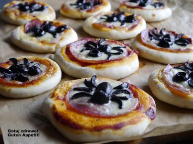 Zdjęcie - Halloweenowe mini pizze "pająki" - Przepisy kulinarne ze zdjęciami