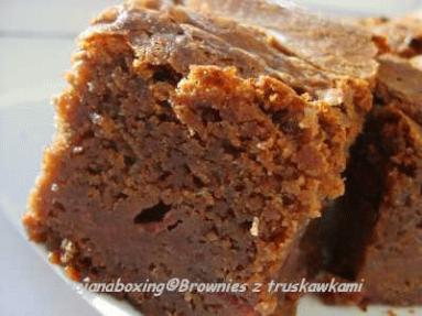 Zdjęcie - Brownies z truskawkami  - Przepisy kulinarne ze zdjęciami