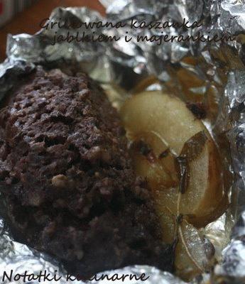 Zdjęcie - Kaszanka grillowana z jabłkiem i majerankiem - Przepisy kulinarne ze zdjęciami