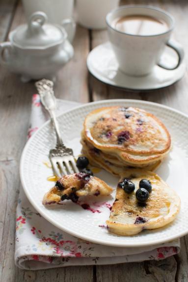Zdjęcie - Placuszki śniadaniowe z twarogiem i borówkami - Przepisy kulinarne ze zdjęciami