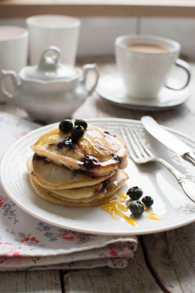 Zdjęcie - Placuszki śniadaniowe z twarogiem i borówkami - Przepisy kulinarne ze zdjęciami