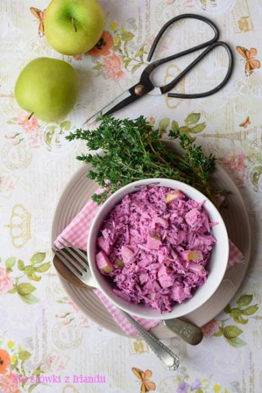 Zdjęcie - Fioletowy coleslaw – z czerwonej kapusty i kwaskowatych jabłek | U stóp Benbulbena - Przepisy kulinarne ze zdjęciami