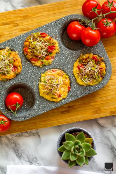 Zdjęcie - Muffiny jajeczne z wędzonym pstrągiem i pomidorami - Przepisy kulinarne ze zdjęciami